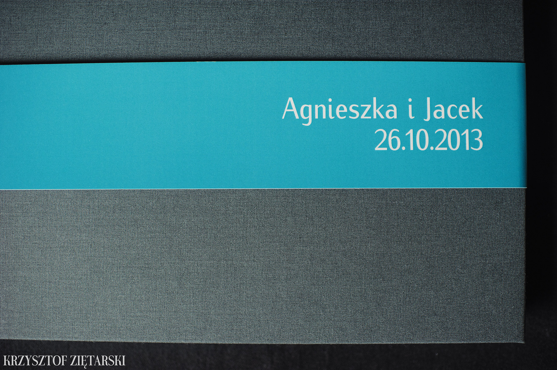 KrukBook 30x20cm, 120 stron na papierze powlekanym 170g/m2, płótno szare, niepowlekane C24, wyklejka w kolorze turkusowym 031, i turkusowa paskowa obwoluta.