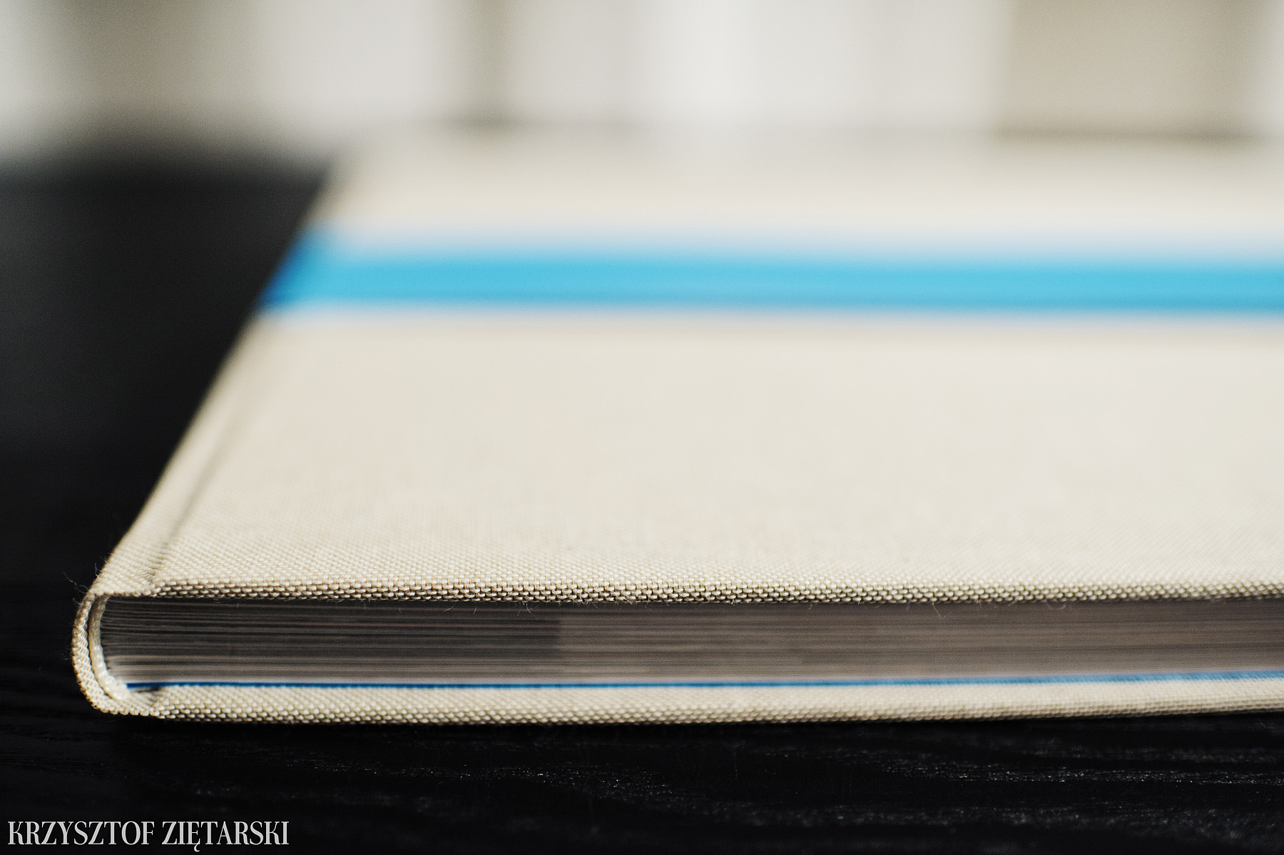FlatBook 40x30cm ( format już niedostępny ), 160 stron na papierze niepowlekanym 150g/m2 w neutralnym wariancie ( dostępny jest też lekko kremowy ), płótno lniane surowe C11, wyklejka w kolorze turkusowym 031, i turkusowa paskowa obwoluta.
