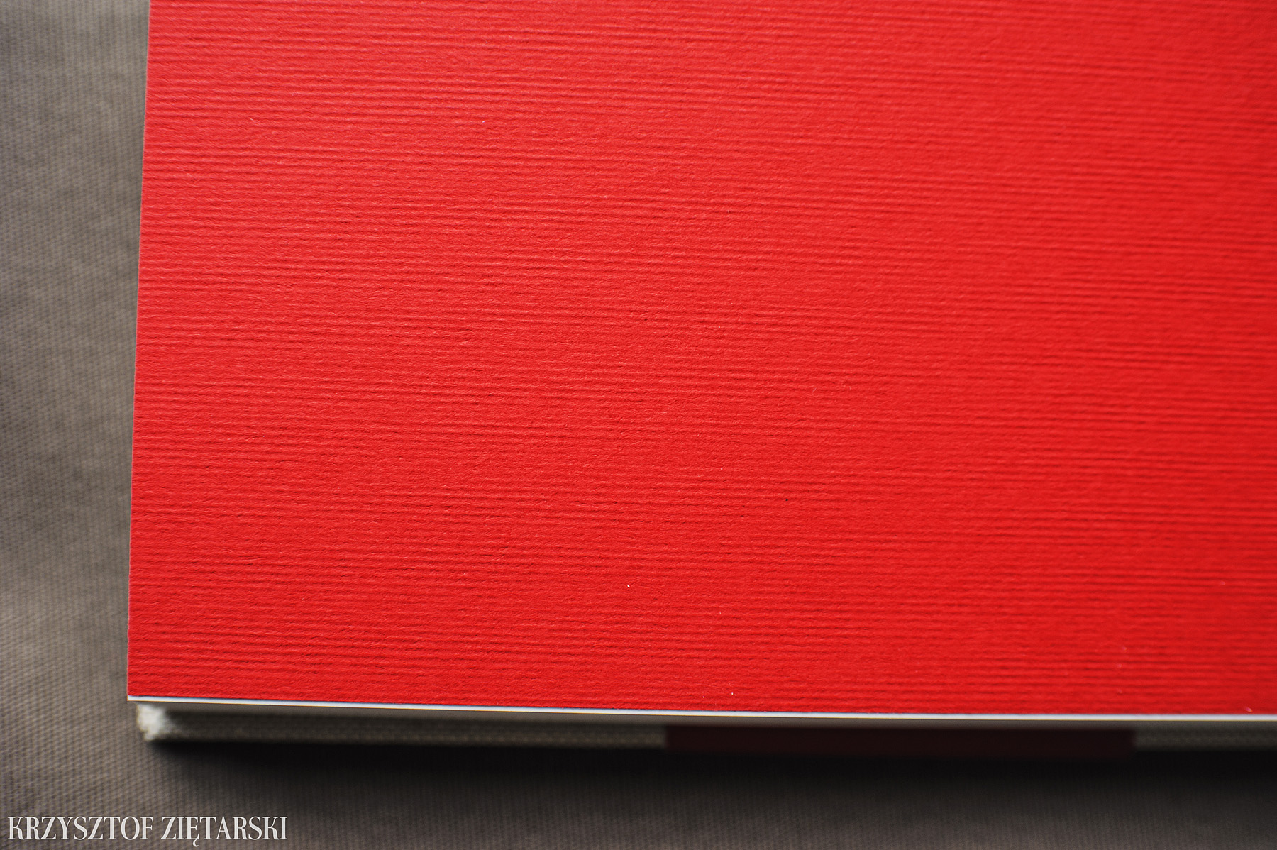2szt. KrukBooków 30x20cm, 120 stron na papierze niepowlekanym 150g/m2 w neutralnym wariancie ( dostępny jest też lekko kremowy ), płótno lniane surowe C11, wyklejka prążkowana w czerwonym kolorze 005, i czerwona paskowa obwoluta.