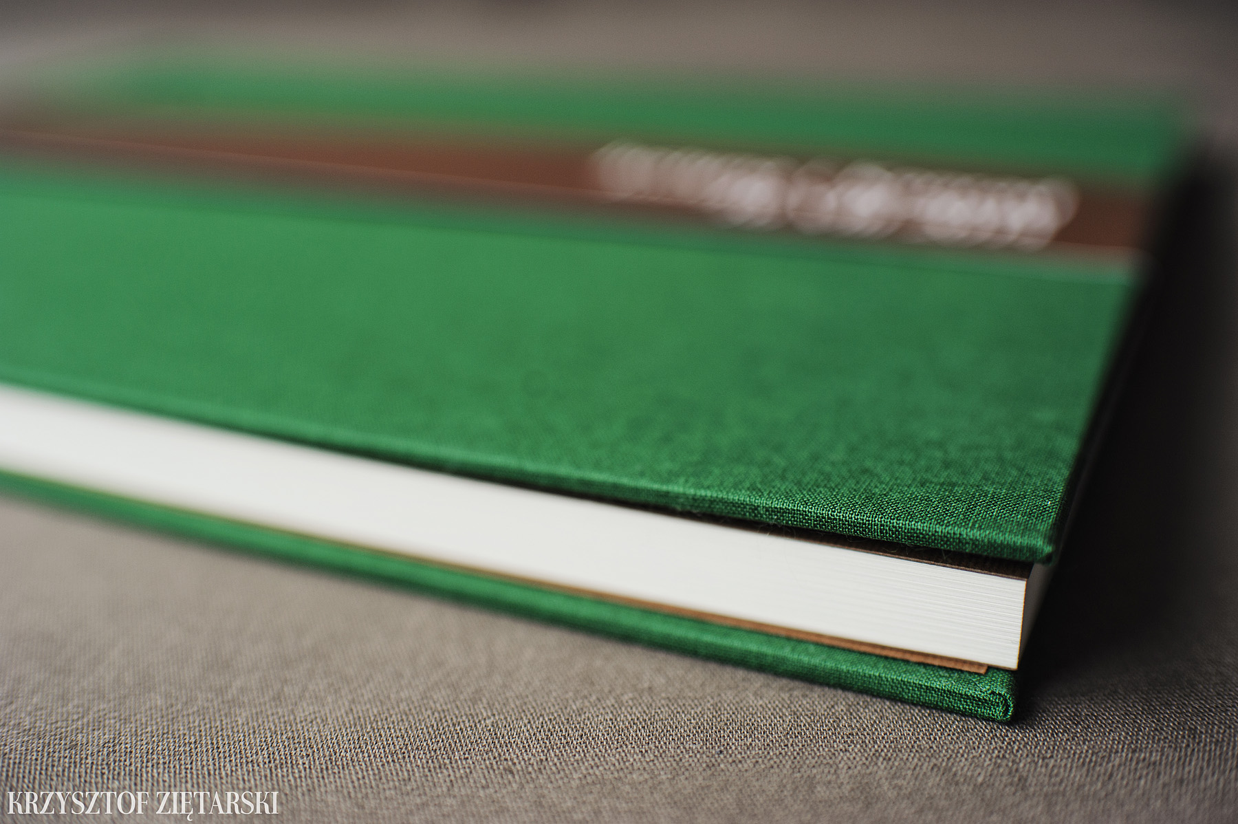 KrukBook 40x30cm, papier kremowy niepowlekany, zielone płótno C25 i tabakowa wyklejka - zdjęcia, przykłady