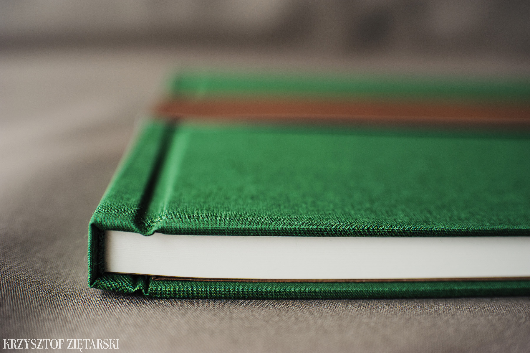 KrukBook 40x30cm, papier kremowy niepowlekany, zielone płótno C25 i tabakowa wyklejka - zdjęcia, przykłady
